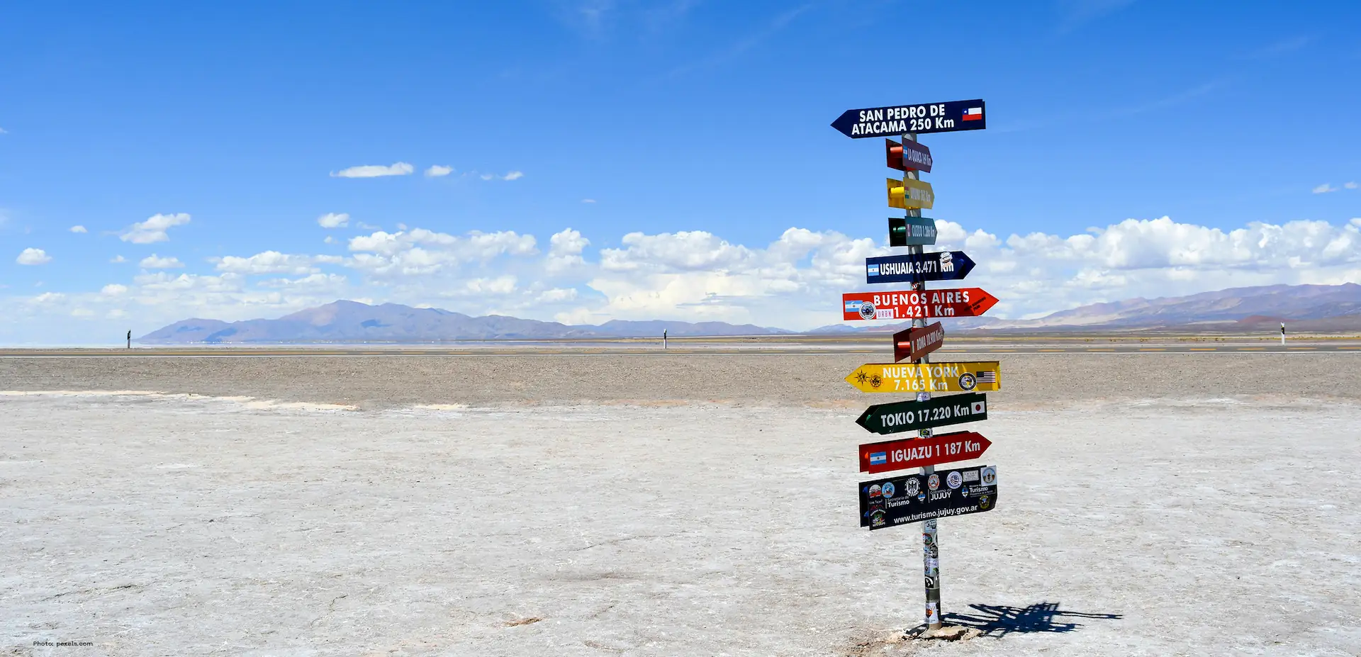 English for Travel: Road sides in the middle of the road