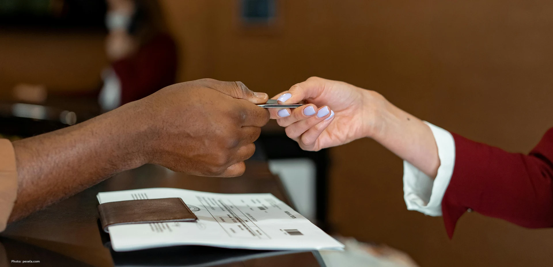 English for Travel: A tourist booking a hotel