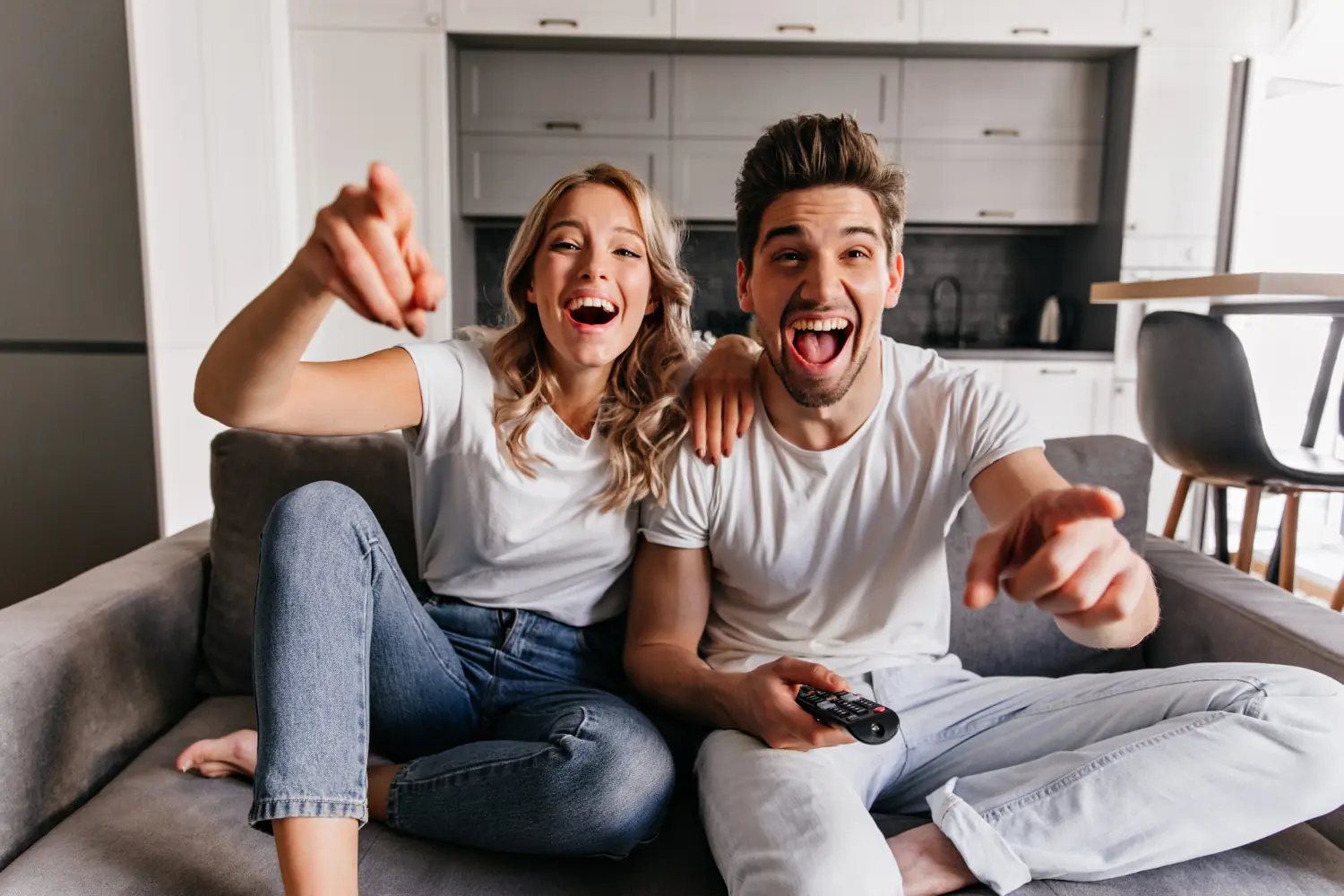 한 여자와 남자가 영화를 봐서 웃어요. 영어 드라마 공부