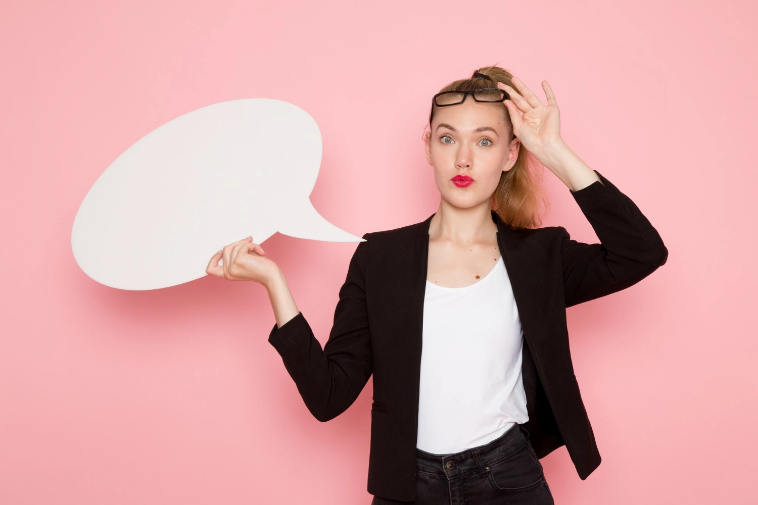 한 여자가 말하기에 대해 혼란스럽습니다.